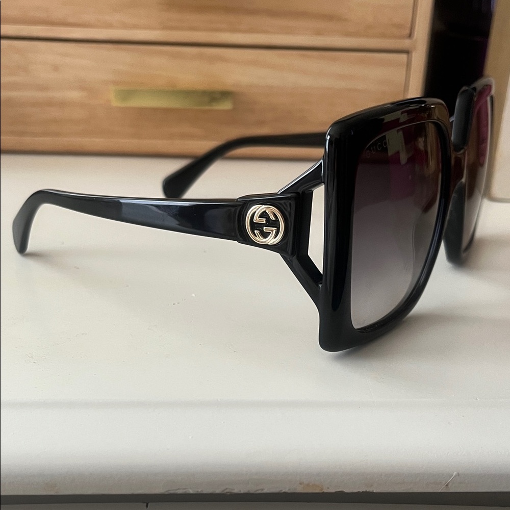 Gucci Black Square Sunglasses with Gold Double-G Accent - Picture 4 of 5